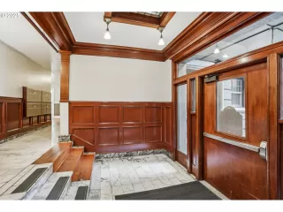 More Details about MLS # 112026914 : 2109 NW IRVING ST 307