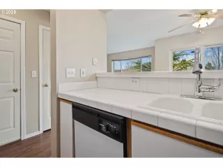 Photo #6: 127910432 Listing