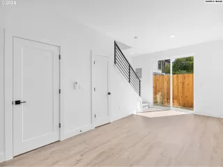 Photo #6: 128975422 Listing