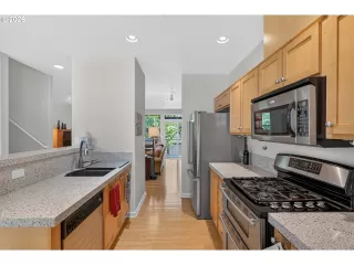 Photo #4: 137239886 Listing