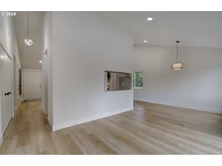 Photo #5: 138704322 Listing