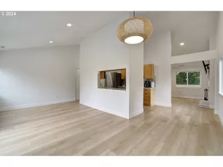 Photo #6: 138704322 Listing