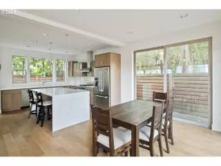 Photo #4: 139798926 Listing