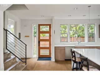 Photo #5: 139798926 Listing