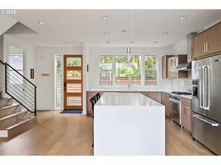 Photo #6: 139798926 Listing