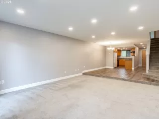 Photo #6: 139875391 Listing