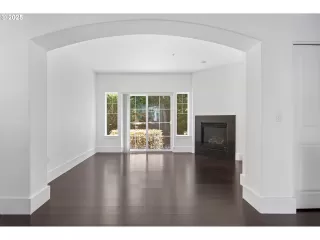 Photo #2: 140051098 Listing