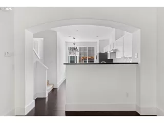 Photo #4: 140051098 Listing