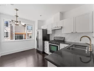 Photo #5: 140051098 Listing