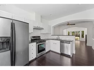 Photo #6: 140051098 Listing