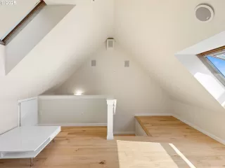 Photo #5: 140798596 Listing