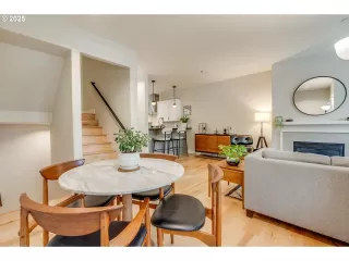 More Details about MLS # 142075609 : 3308 SE ALDER ST 5