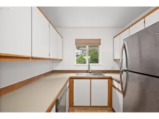 Photo #4: 143474757 Listing