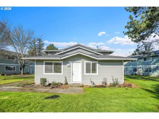 Browse active condo listings in TEE OFF ESTATES