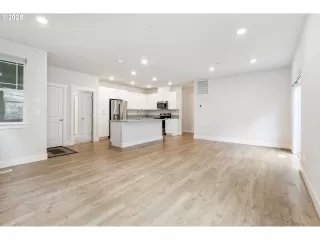 Photo #4: 153686923 Listing 