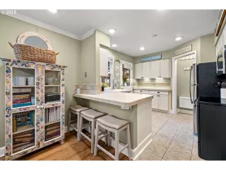 Photo #5: 156722731 Listing