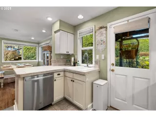 Photo #6: 156722731 Listing