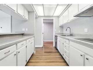 Photo #6: 157210436 Listing