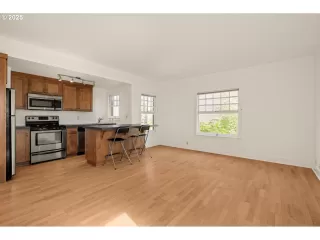 Photo #4: 159345960 Listing