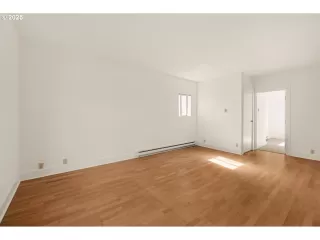 Photo #5: 159345960 Listing