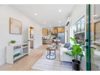 Photo #5: 160665008 Listing 