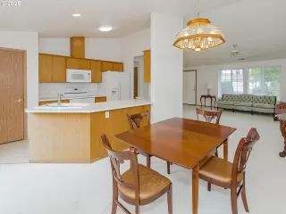 Photo #5: 161310387 Listing