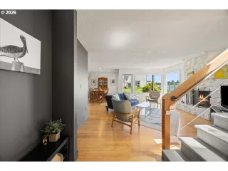 Photo #6: 161798852 Listing