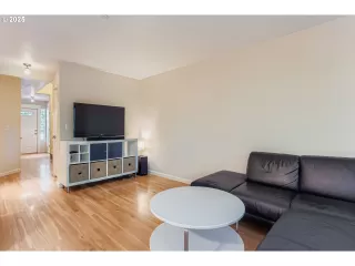 Photo #5: 164021608 Listing