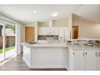 Photo #6: 164830400 Listing