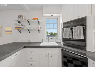 Photo #5: 165072986 Listing 