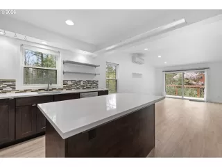 Photo #2: 165150533 Listing