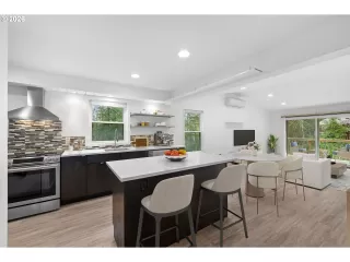 Photo #3: 165150533 Listing