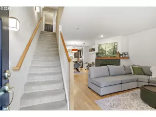 Photo #4: 167377182 Listing