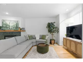 Photo #6: 167377182 Listing