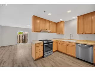 Browse active condo listings in ELLIS STREET TOWNHOME CONDOS