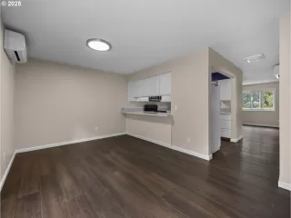 Photo #4: 172350095 Listing