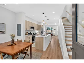 Photo #4: 174320578 Listing