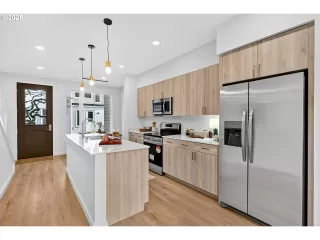 Photo #6: 174320578 Listing