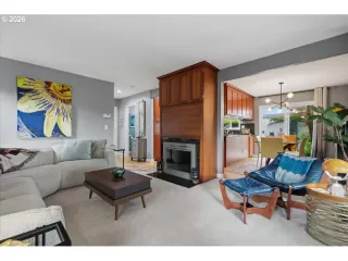 Photo #4: 176044528 Listing