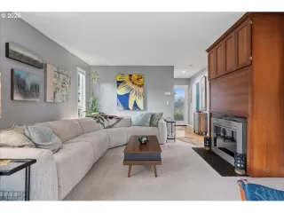 Photo #5: 176044528 Listing
