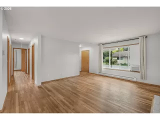 Photo #3: 176152328 Listing 