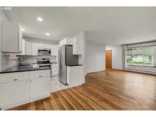 Photo #6: 176152328 Listing 
