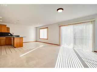 Photo #3: 176467331 Listing