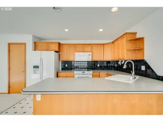 Photo #4: 176467331 Listing