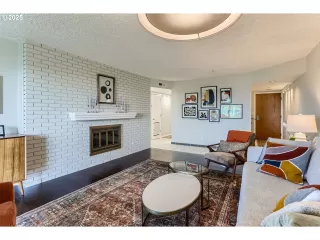 Photo #5: 177613429 Listing