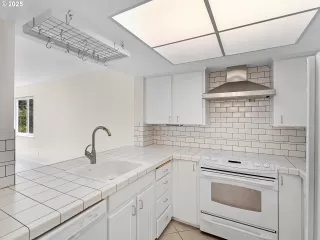 Photo #2: 178821836 Listing 