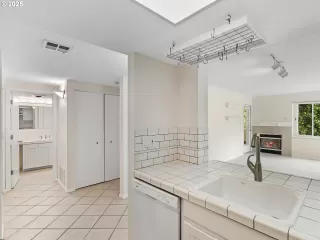 Photo #3: 178821836 Listing 