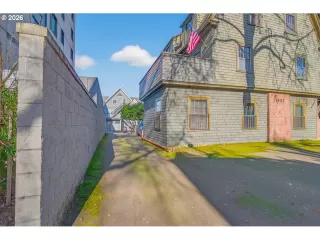 Photo #5: 179098635 Listing 