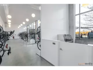 Photo #6: 18193941 Listing