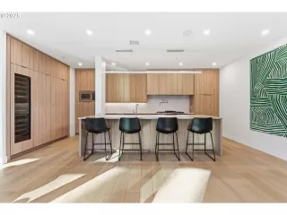 Photo #4: 182827330 Listing